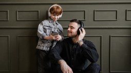 Padre e hijo escuchando música