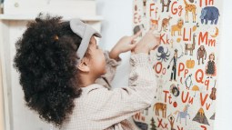 Niña aprendiendo el abecedario con dibujos