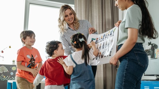 Maestras enseñando el abecedario