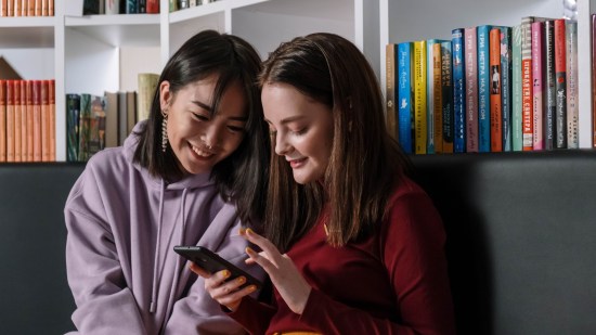 Adolescentes viendo redes sociales