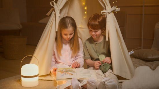 Niños leyendo un cuento