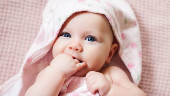 Guía rápida con más de 600 nombres para niña - Fuente: iStock