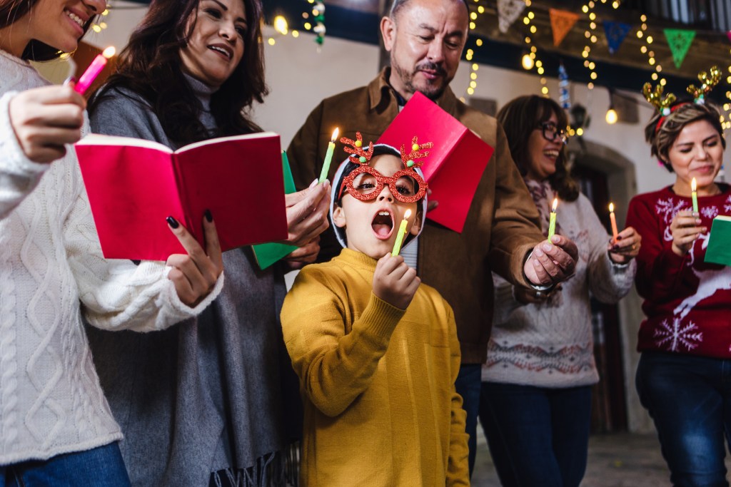 Letra de los villancicos navideños más populares para cantar con niños