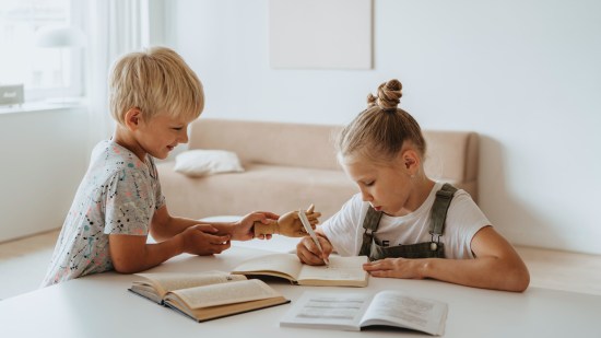 Niños aprendiendo inglés juntos