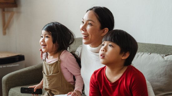 Mamá viendo dibujos con sus hijos