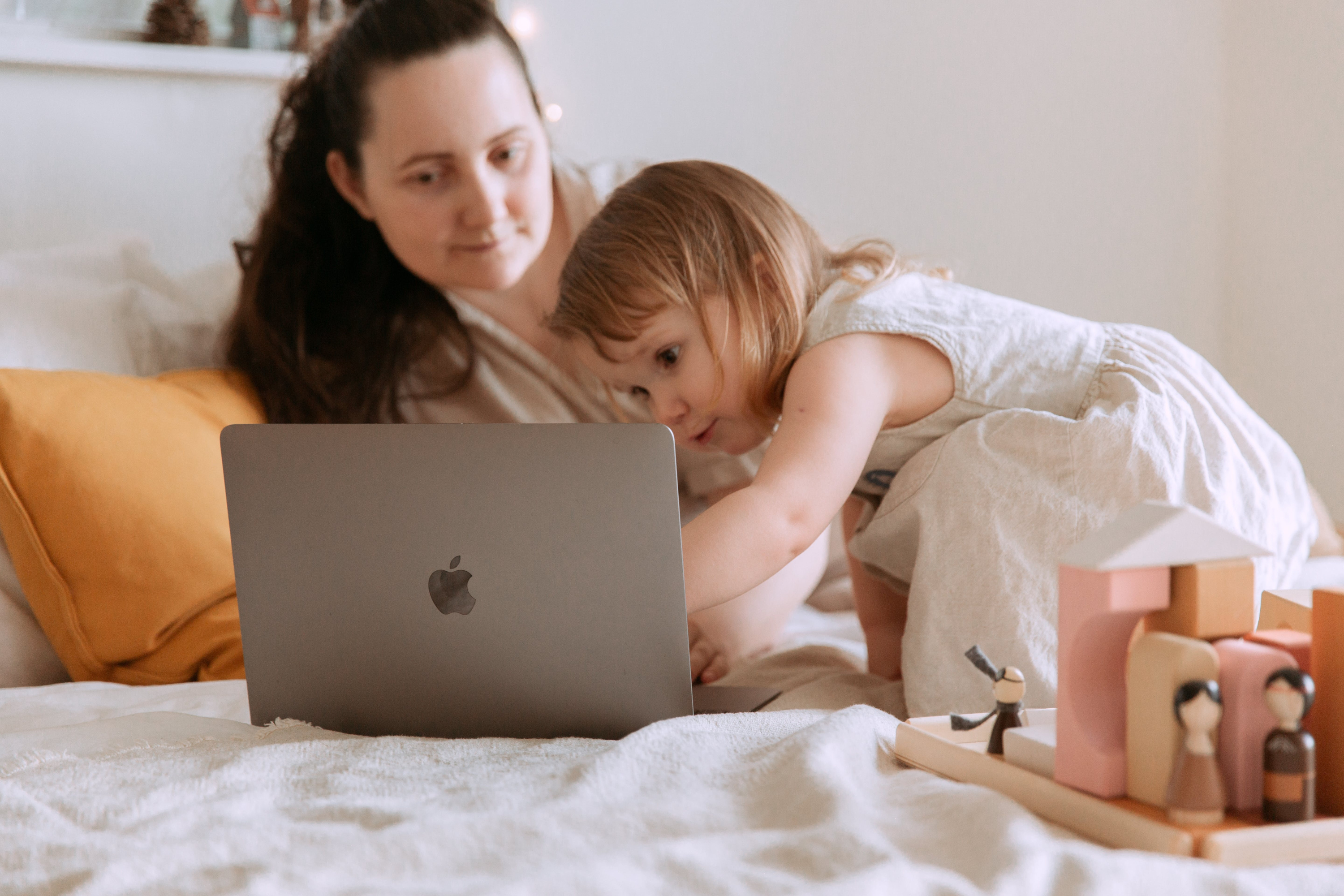 Niña viendo dibujos con su madre