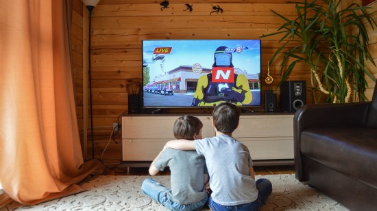 Hermanos viendo dibujos en la televisión