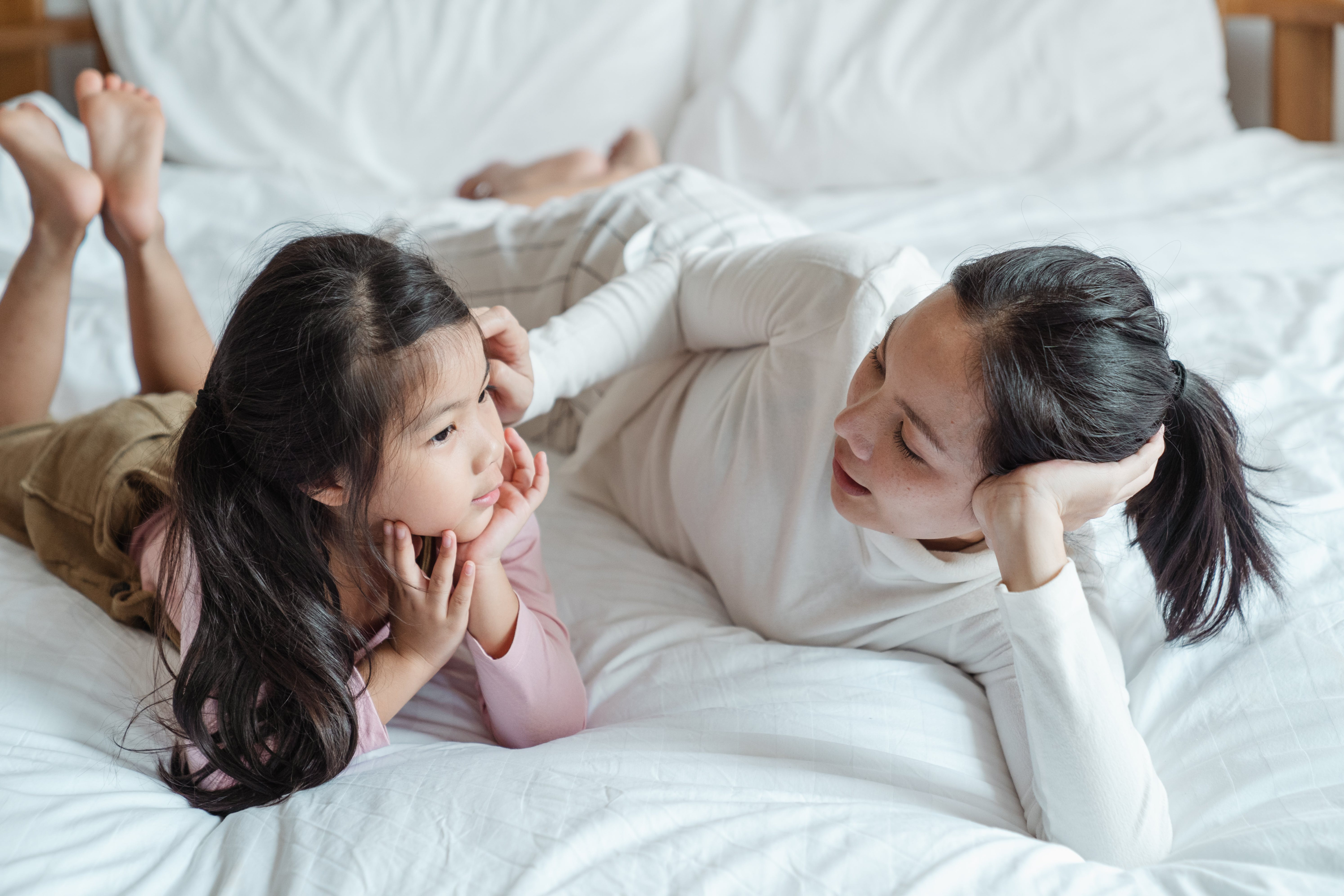 Madre e hija jugando a las adivinanzas