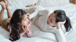 Madre e hija jugando a las adivinanzas