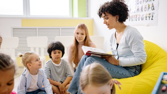 Profesora jugando a las adivinanzas con sus alumnos