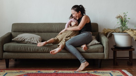 Madre e hijo jugando en su casa