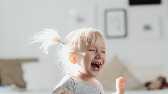 niña feliz