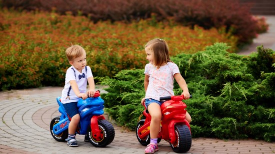 niños con juguetes