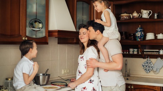 familia cocinando