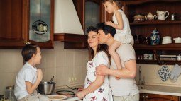 familia cocinando