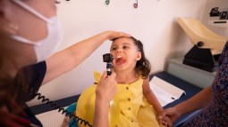 Niña en el médico