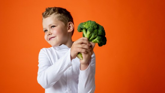 niño con brócoli