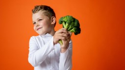 niño con brócoli