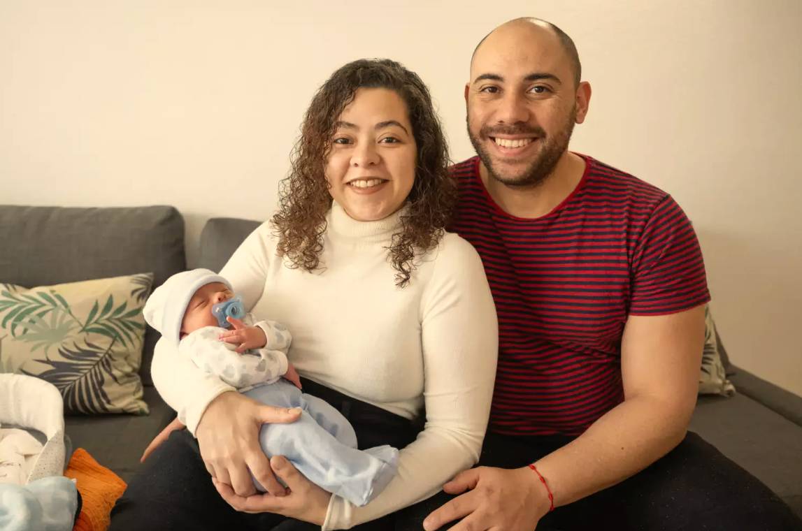 Maira Montes, junto a su pareja, sostiene a su bebé en brazos