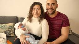 Maira Montes, junto a su pareja, sostiene a su bebé en brazos