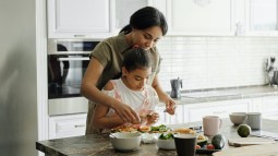 Madre e hija cocinando