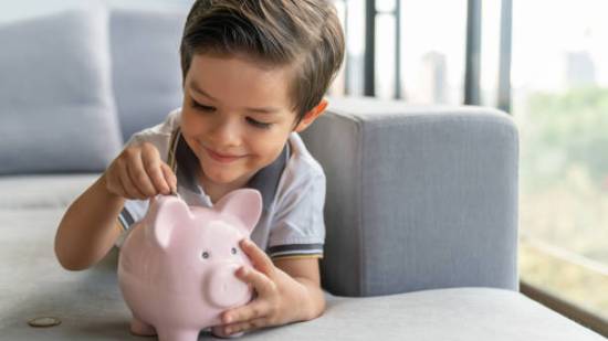 Una madre paga dinero a sus hijos cada día por ir al cole