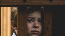 Niño solo
