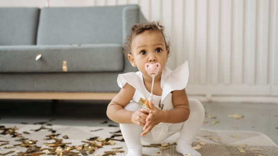 Niña pequeña con chupete