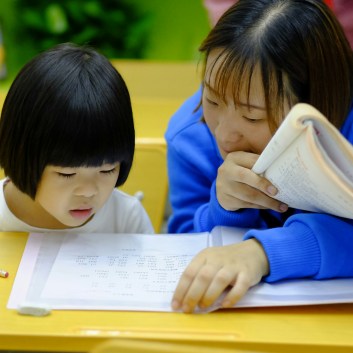 Estudiante y maestra