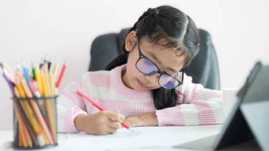 Guarderías que mandan proyectos y deberes a niños de dos años que apenas saben coger un lápiz