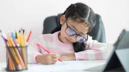 Guarderías que mandan proyectos y deberes a niños de dos años que apenas saben coger un lápiz