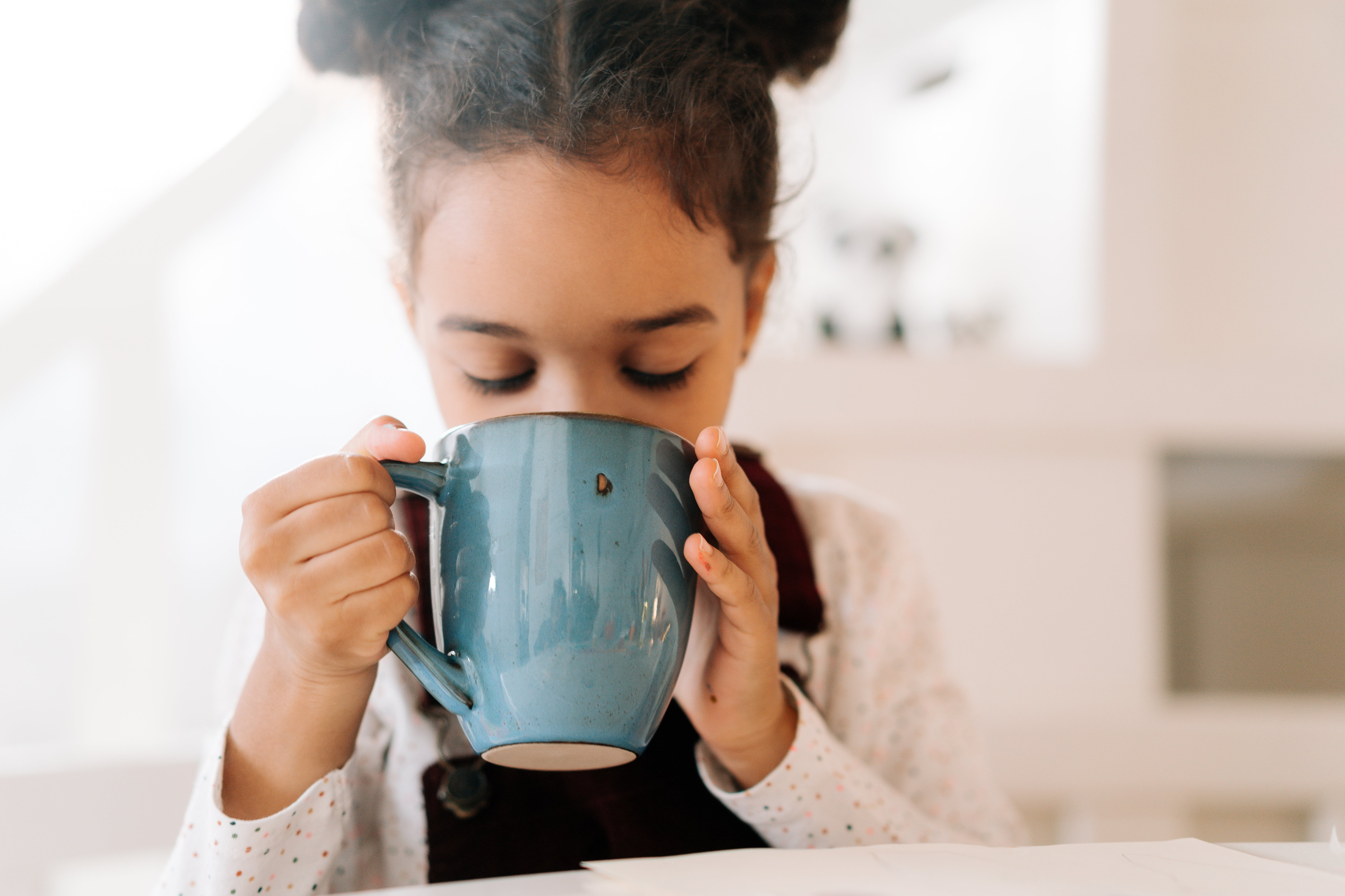 Niña bebiendo una infusión