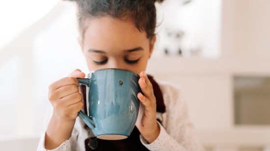Niña bebiendo una infusión