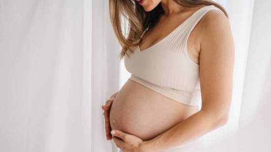 Preeclampsia y bebés con bajo peso se relacionan con dieta vegana, según un reciente estudio
