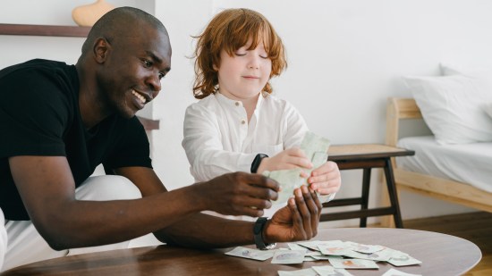Padre e hijo jugando a emparejar tarjetas