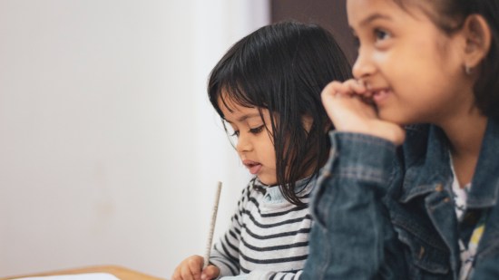 Niñas prestando atención en clase