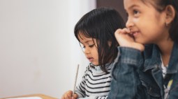 Niñas prestando atención en clase