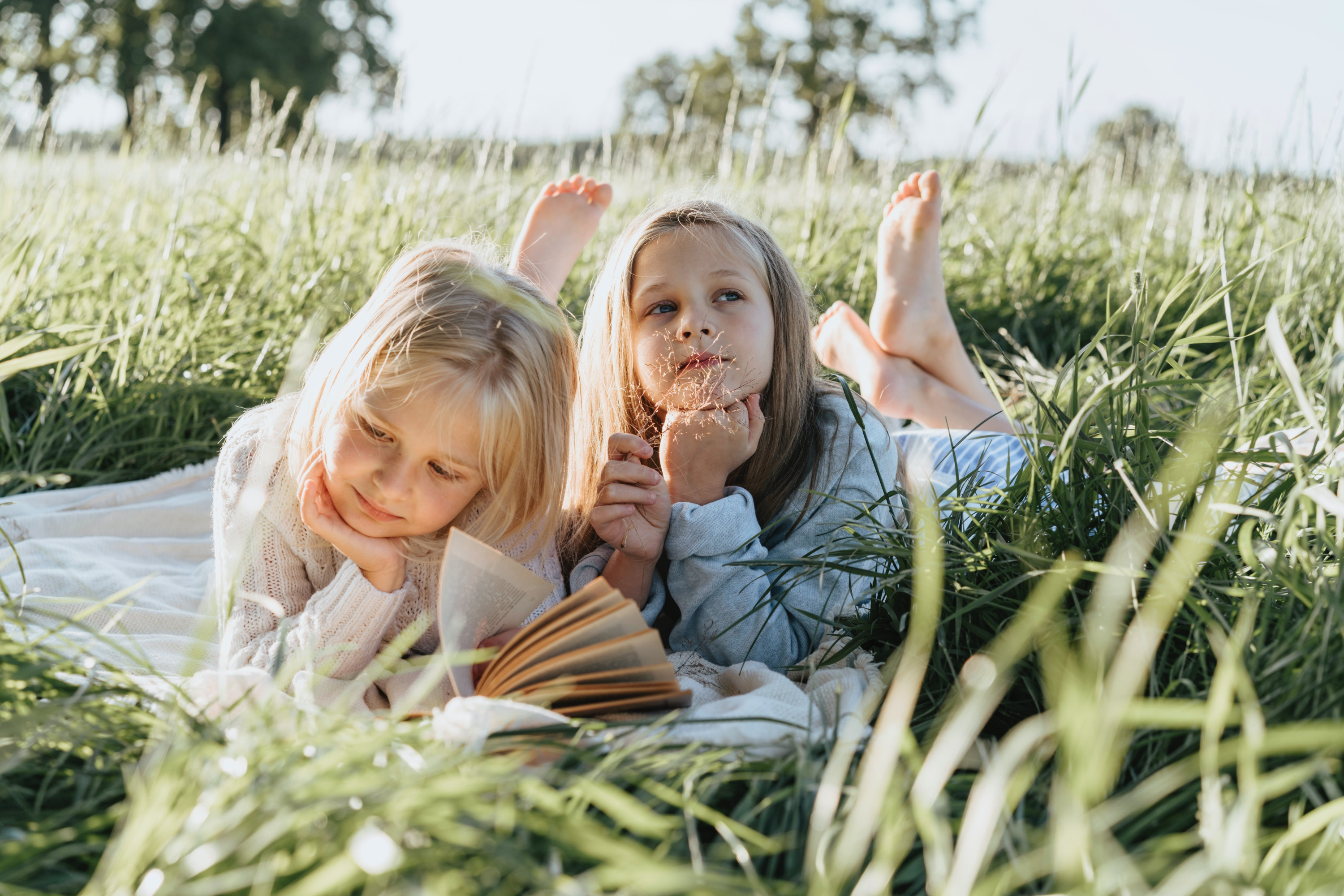 Niñas leyendo un cuento