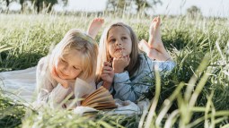 Niñas leyendo un cuento