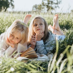 Niñas leyendo un cuento
