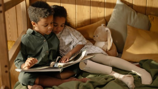 Hermanos leyendo un cuento