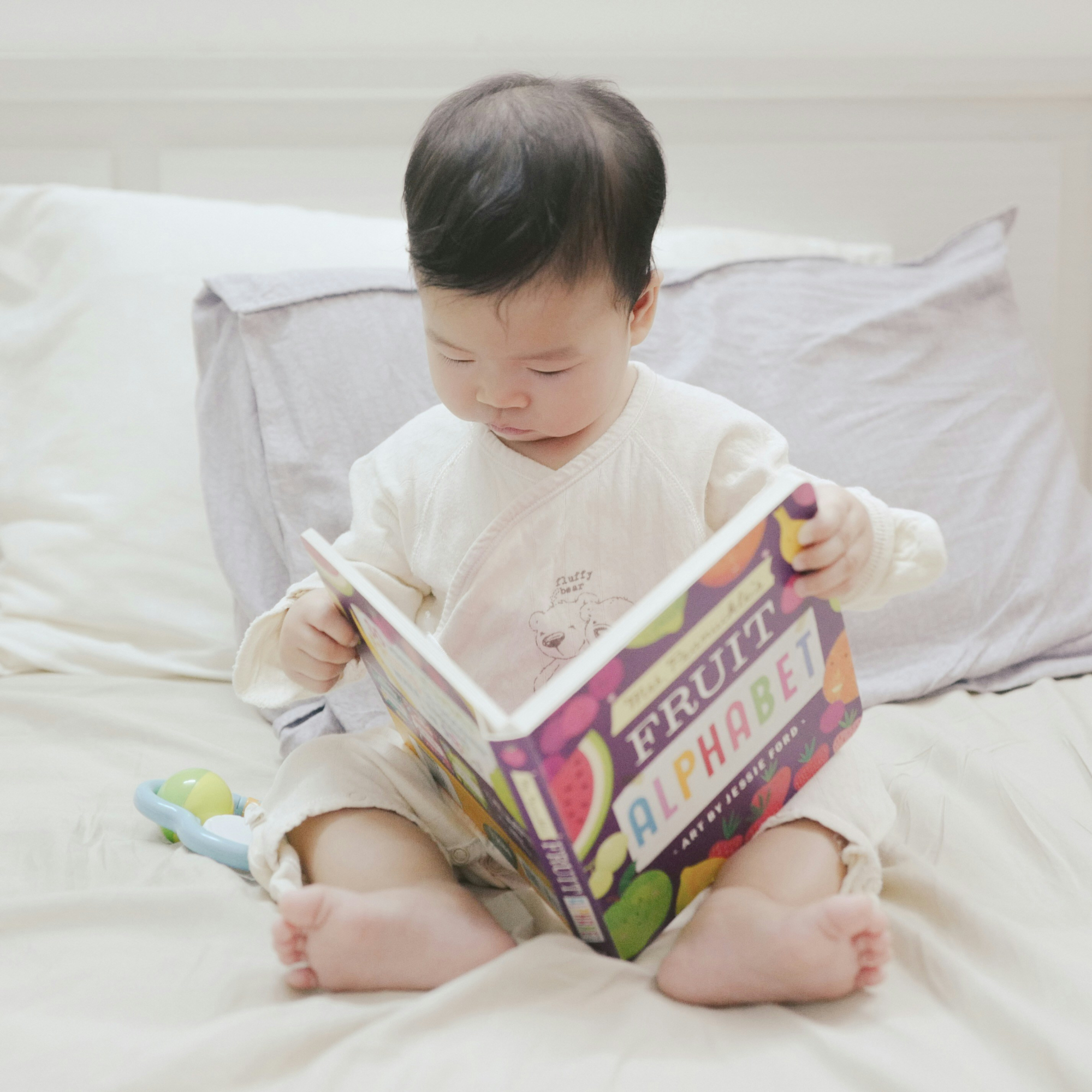 Bebé con libro