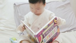 Bebé con libro
