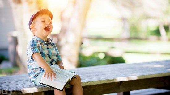 Niño leyendo feliz