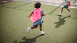 Niñas jugando al aire libre