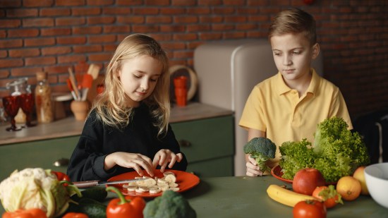 Niños cocinando