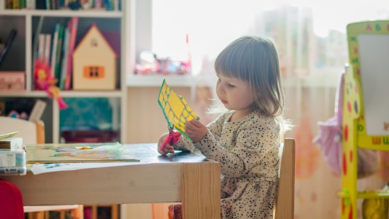Niña haciendo un lapbook