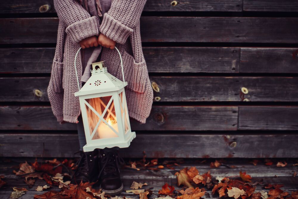 Niña con farol