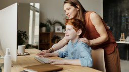 Madre enseñando a su hijo a usar la IA