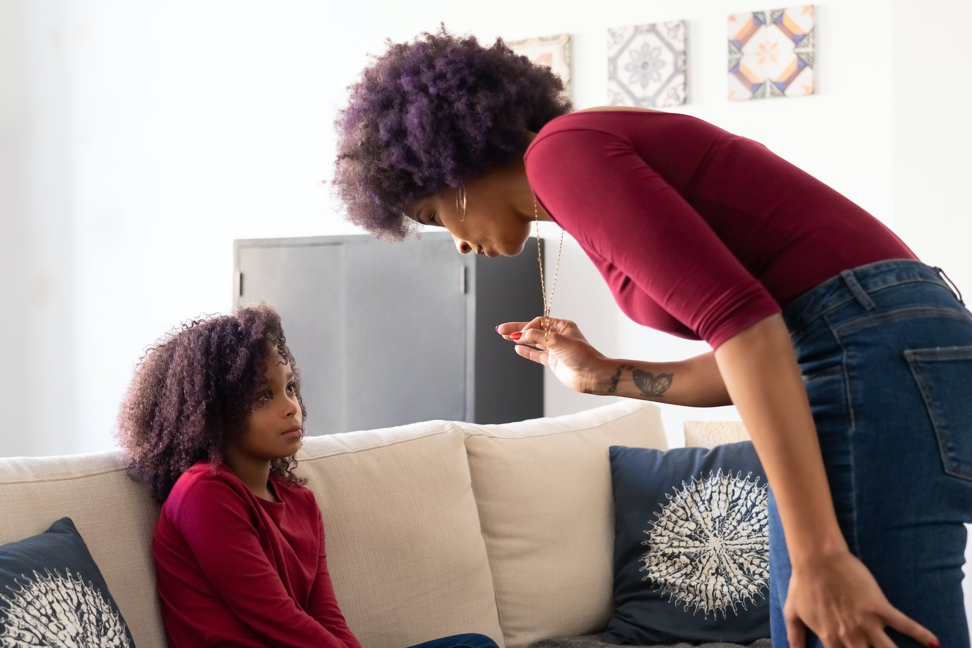 Madre hablando con su hija